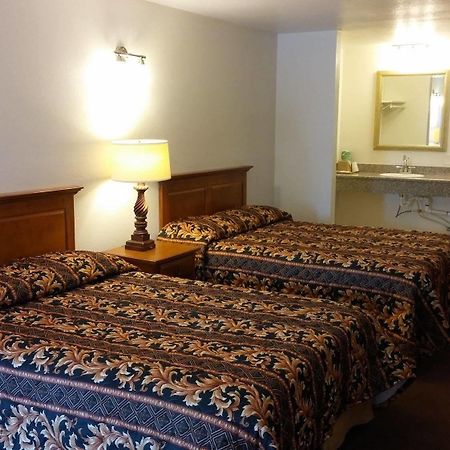 Country Regency Inn & Suites Manvel ภายนอก รูปภาพ