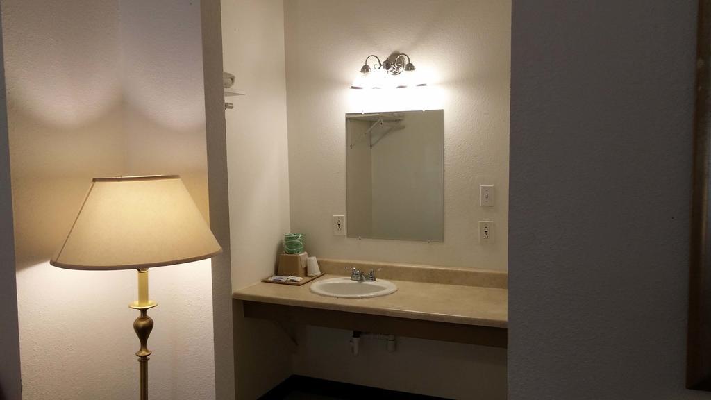Country Regency Inn & Suites Manvel ภายนอก รูปภาพ