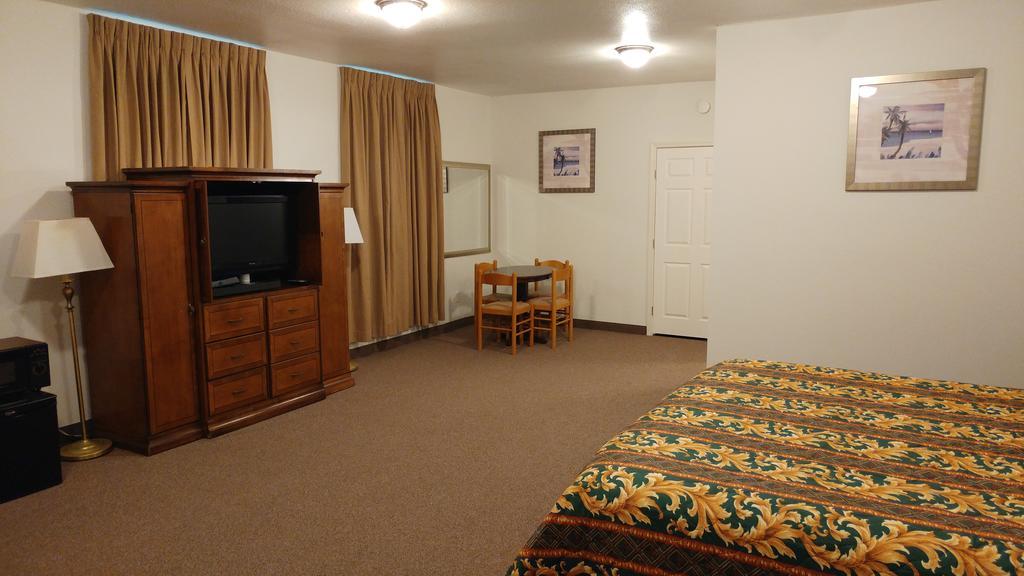 Country Regency Inn & Suites Manvel ภายนอก รูปภาพ