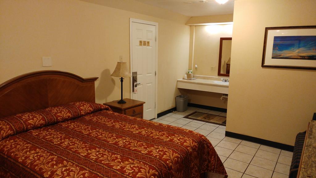 Country Regency Inn & Suites Manvel ภายนอก รูปภาพ