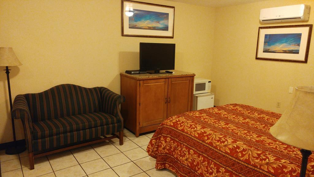 Country Regency Inn & Suites Manvel ภายนอก รูปภาพ