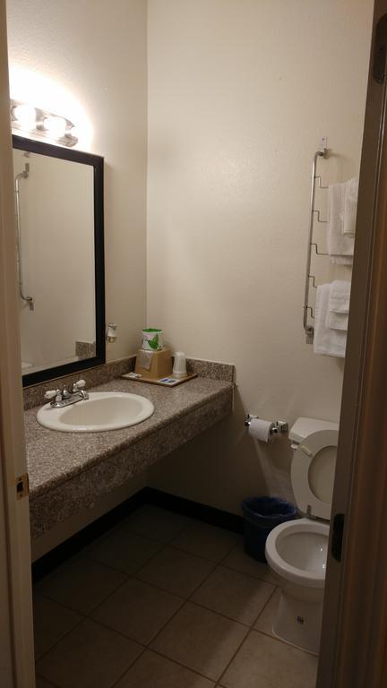 Country Regency Inn & Suites Manvel ภายนอก รูปภาพ