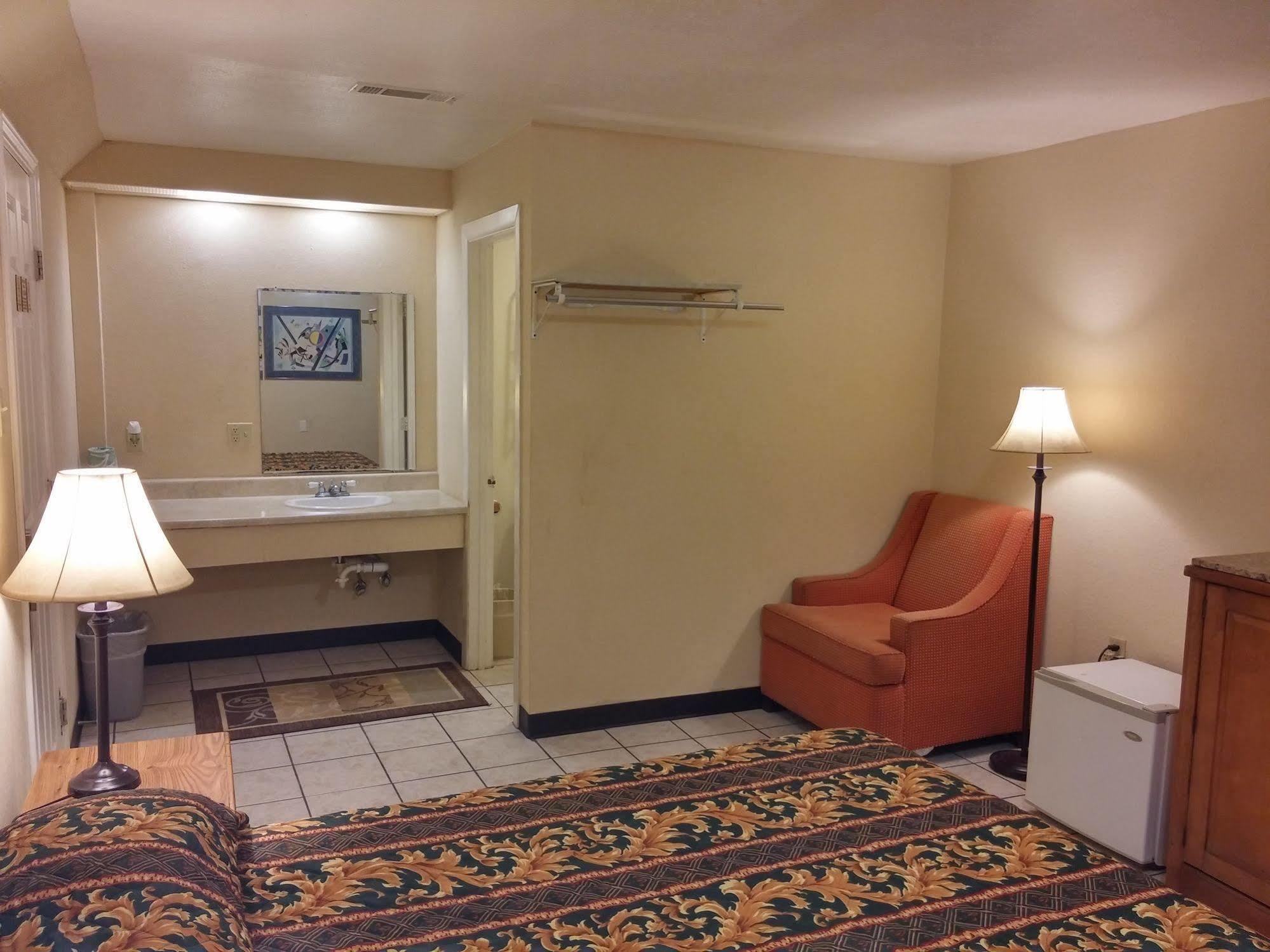 Country Regency Inn & Suites Manvel ภายนอก รูปภาพ