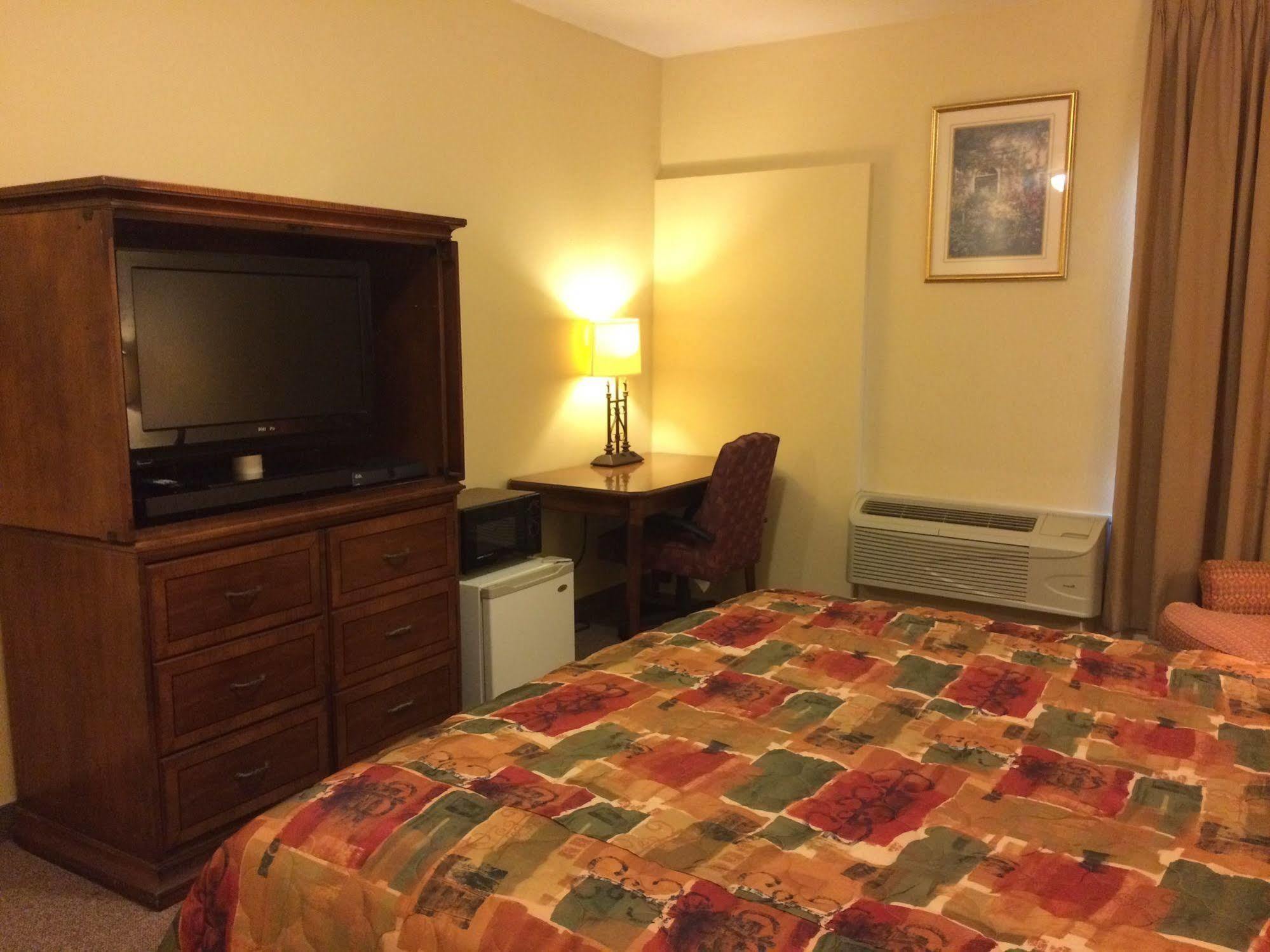 Country Regency Inn & Suites Manvel ภายนอก รูปภาพ