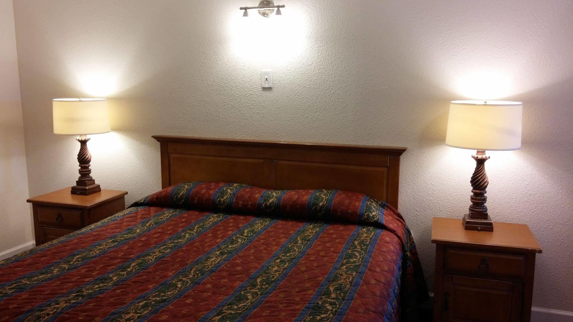 Country Regency Inn & Suites Manvel ภายนอก รูปภาพ