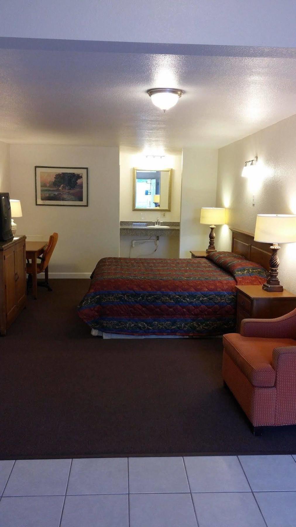 Country Regency Inn & Suites Manvel ภายนอก รูปภาพ