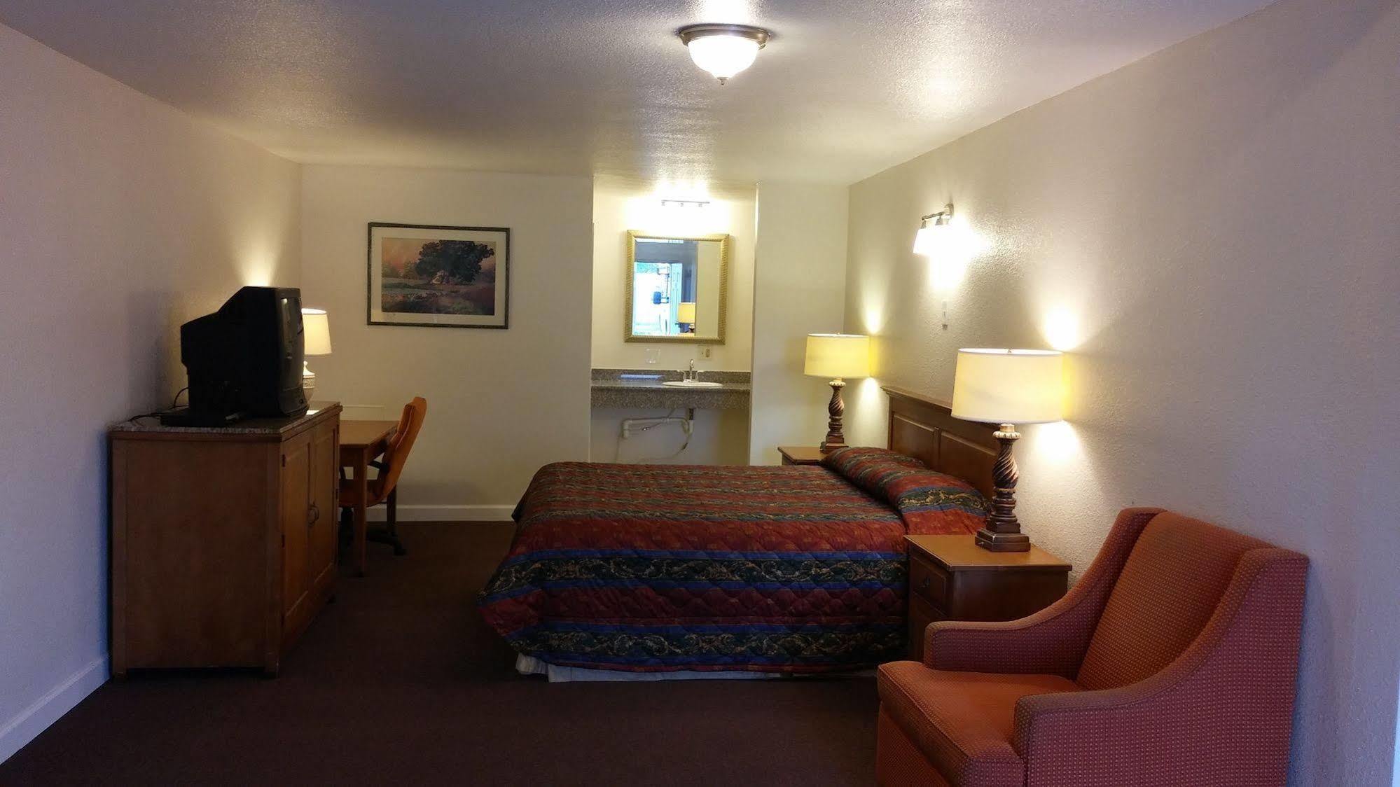 Country Regency Inn & Suites Manvel ภายนอก รูปภาพ