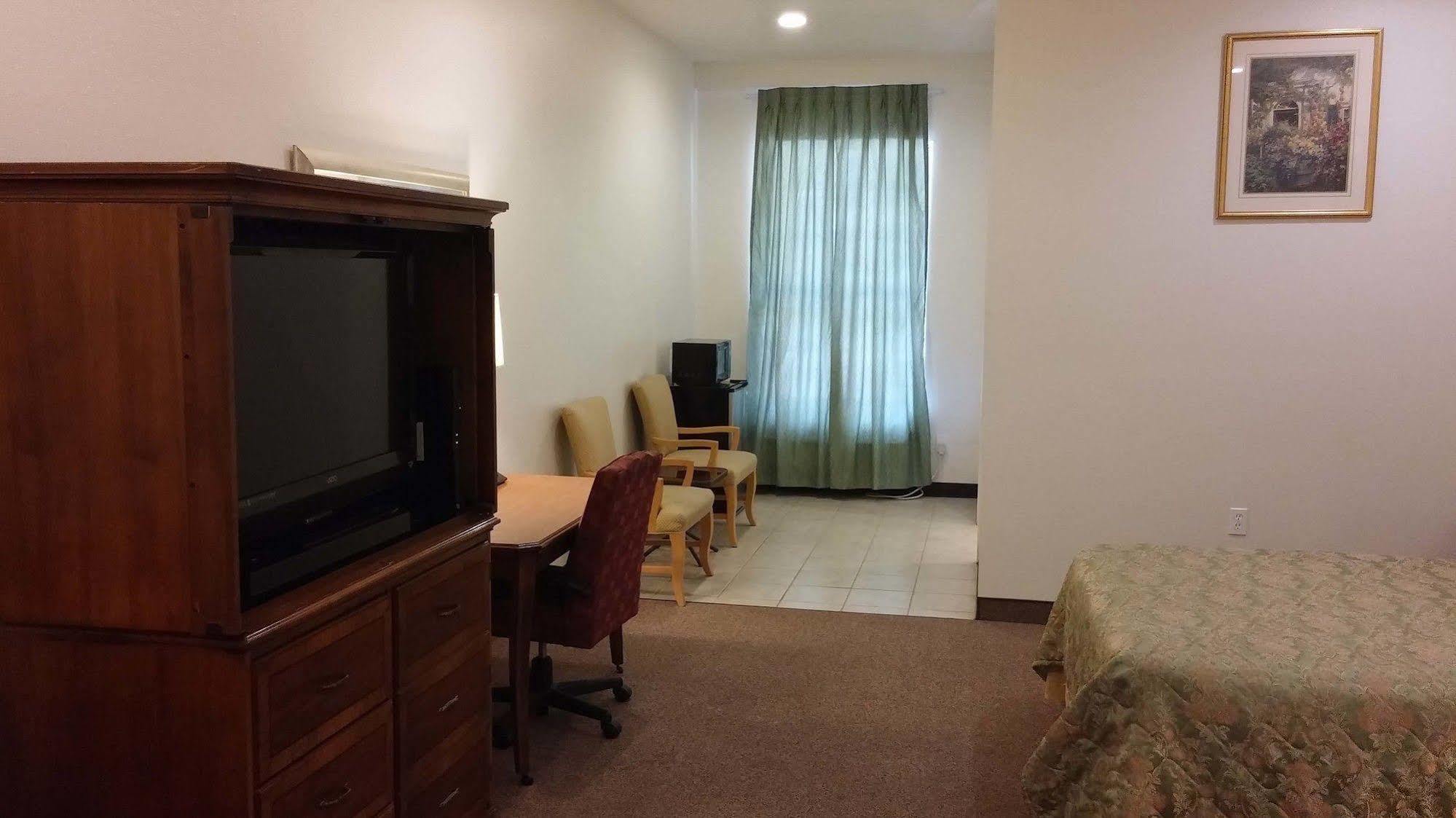 Country Regency Inn & Suites Manvel ภายนอก รูปภาพ