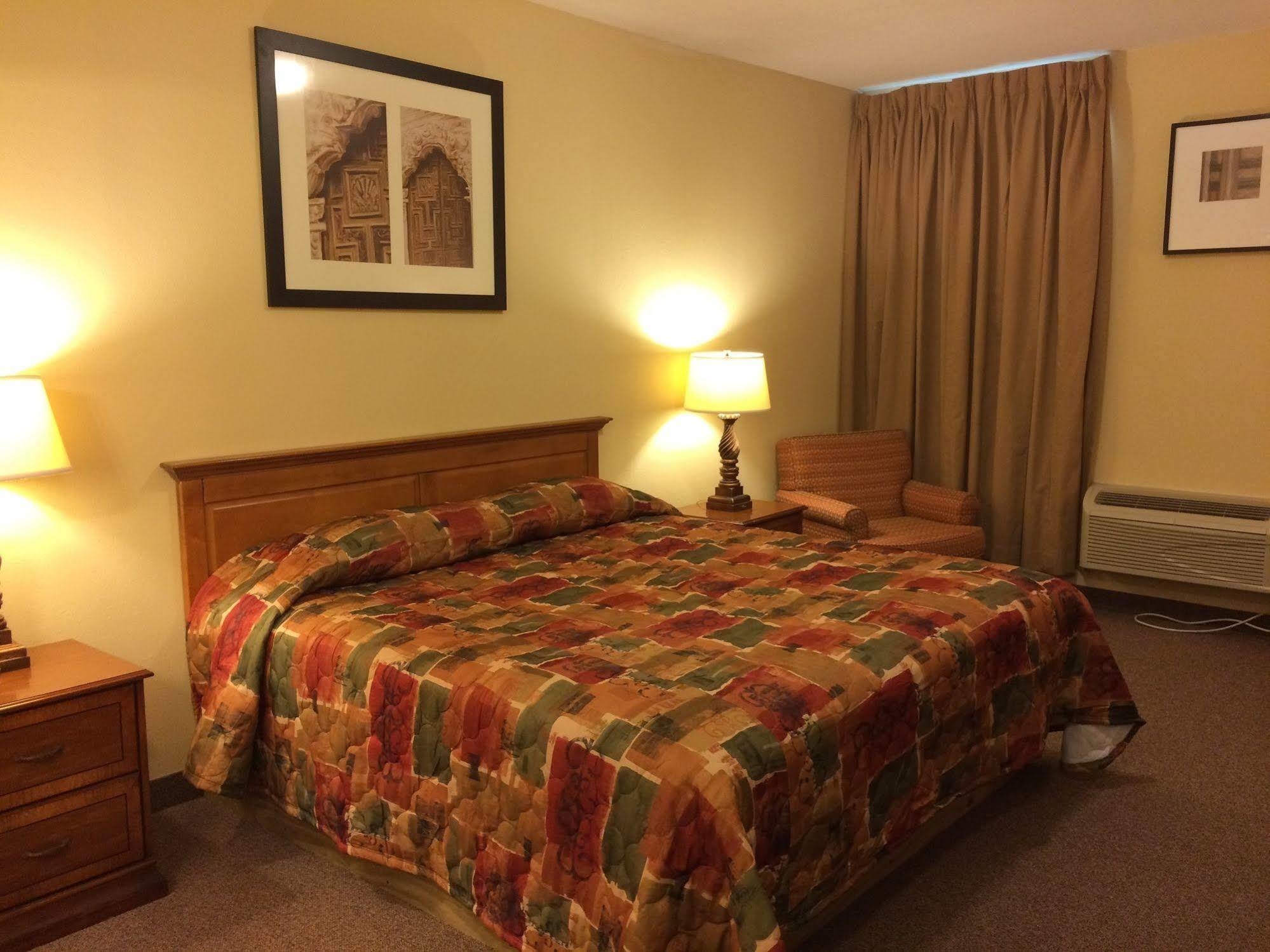 Country Regency Inn & Suites Manvel ภายนอก รูปภาพ