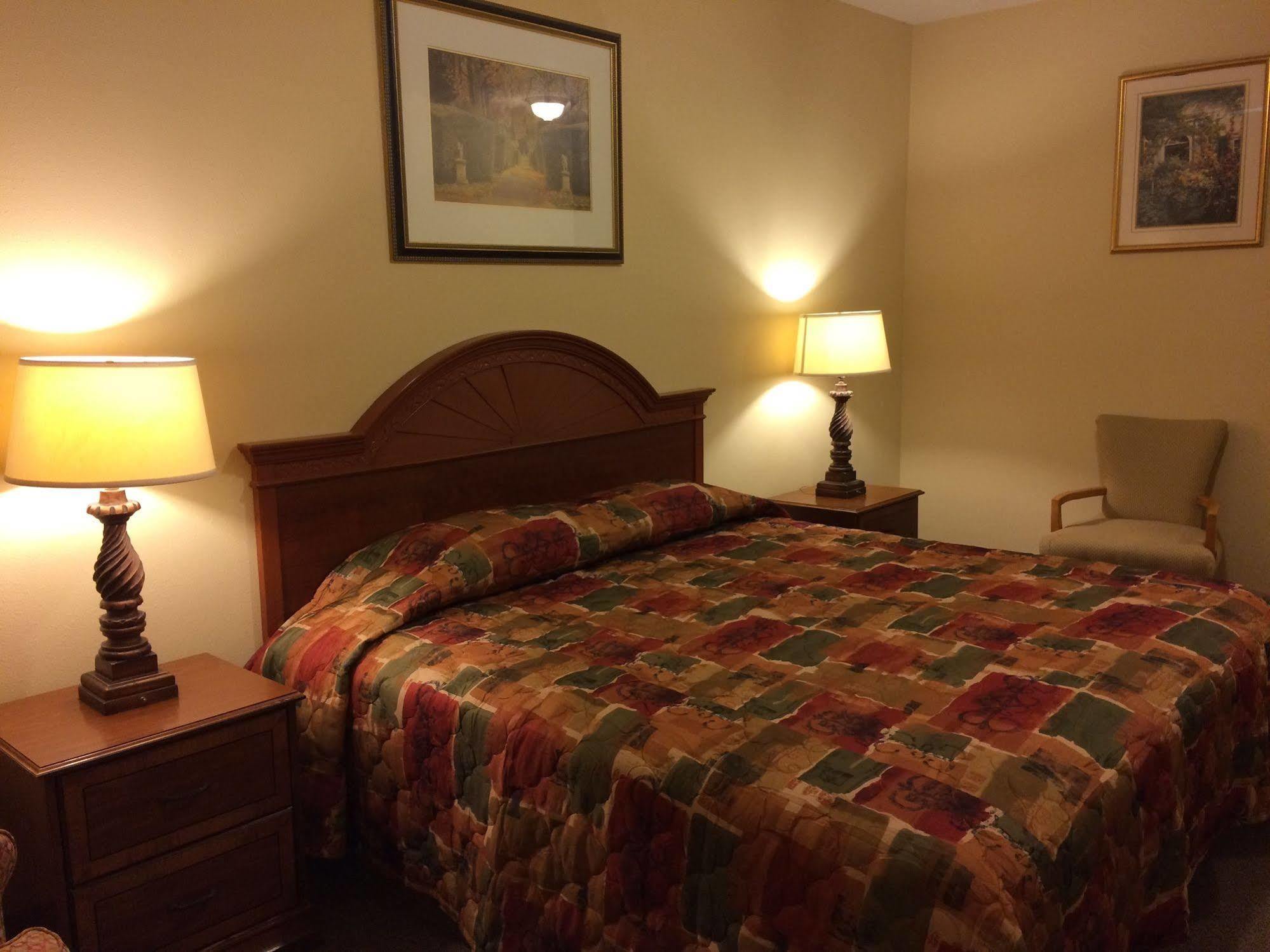Country Regency Inn & Suites Manvel ภายนอก รูปภาพ
