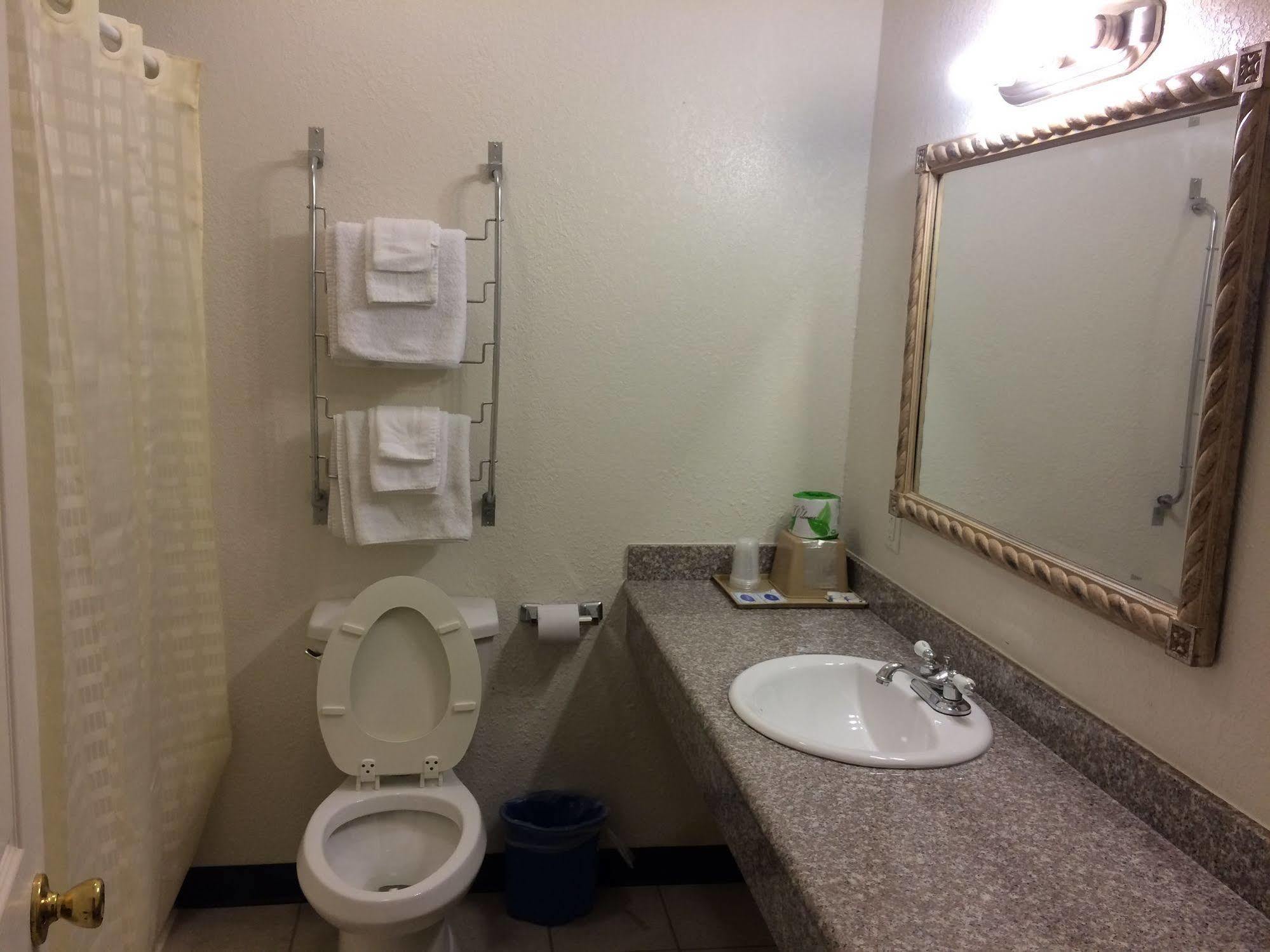 Country Regency Inn & Suites Manvel ภายนอก รูปภาพ