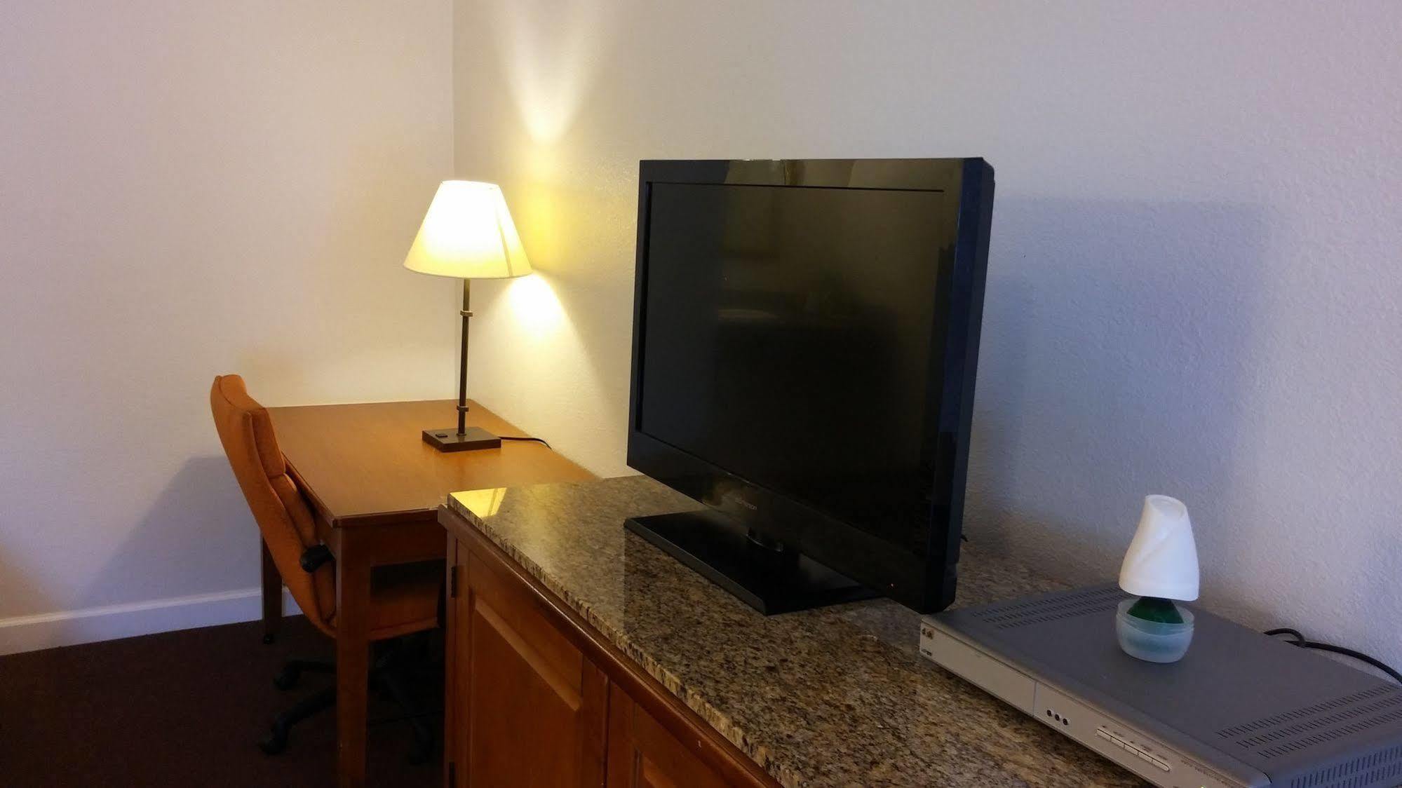 Country Regency Inn & Suites Manvel ภายนอก รูปภาพ