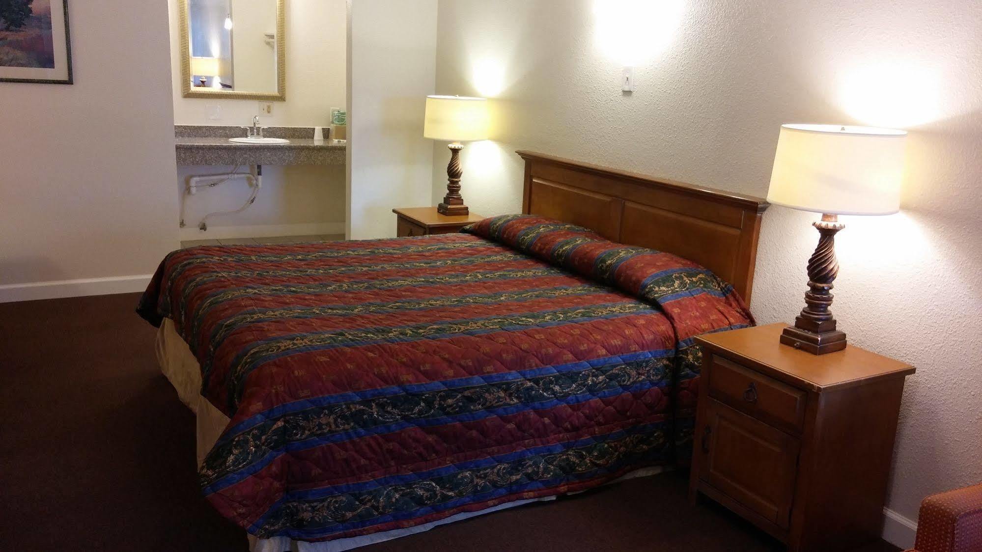 Country Regency Inn & Suites Manvel ภายนอก รูปภาพ