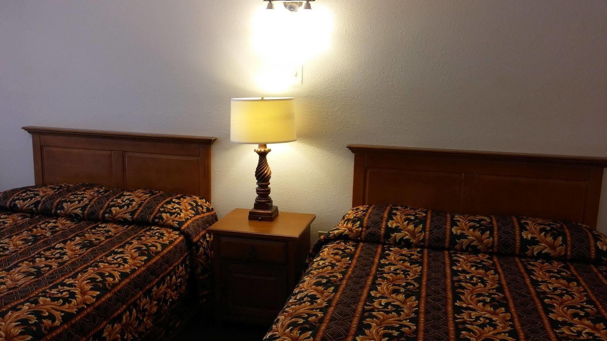 Country Regency Inn & Suites Manvel ภายนอก รูปภาพ